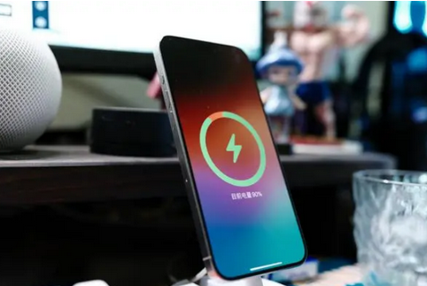 确山苹果15换屏服务分享用什么充电器给iPhone15充电更好 